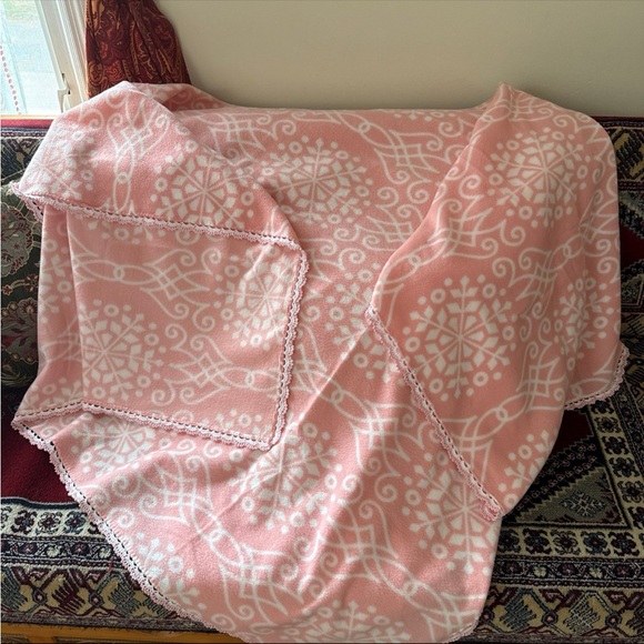 Pink and White Patterned Blanket - Picture 4 of 6